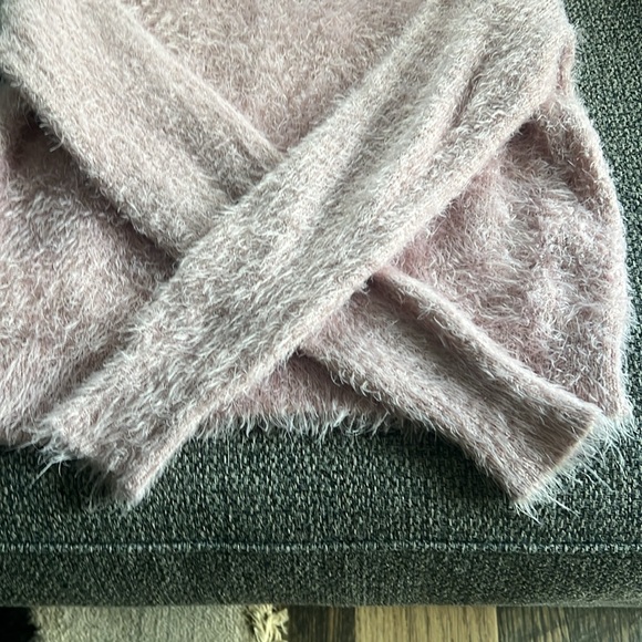 Divided H&M light pink fuzzy sweater - Picture 3 of 4